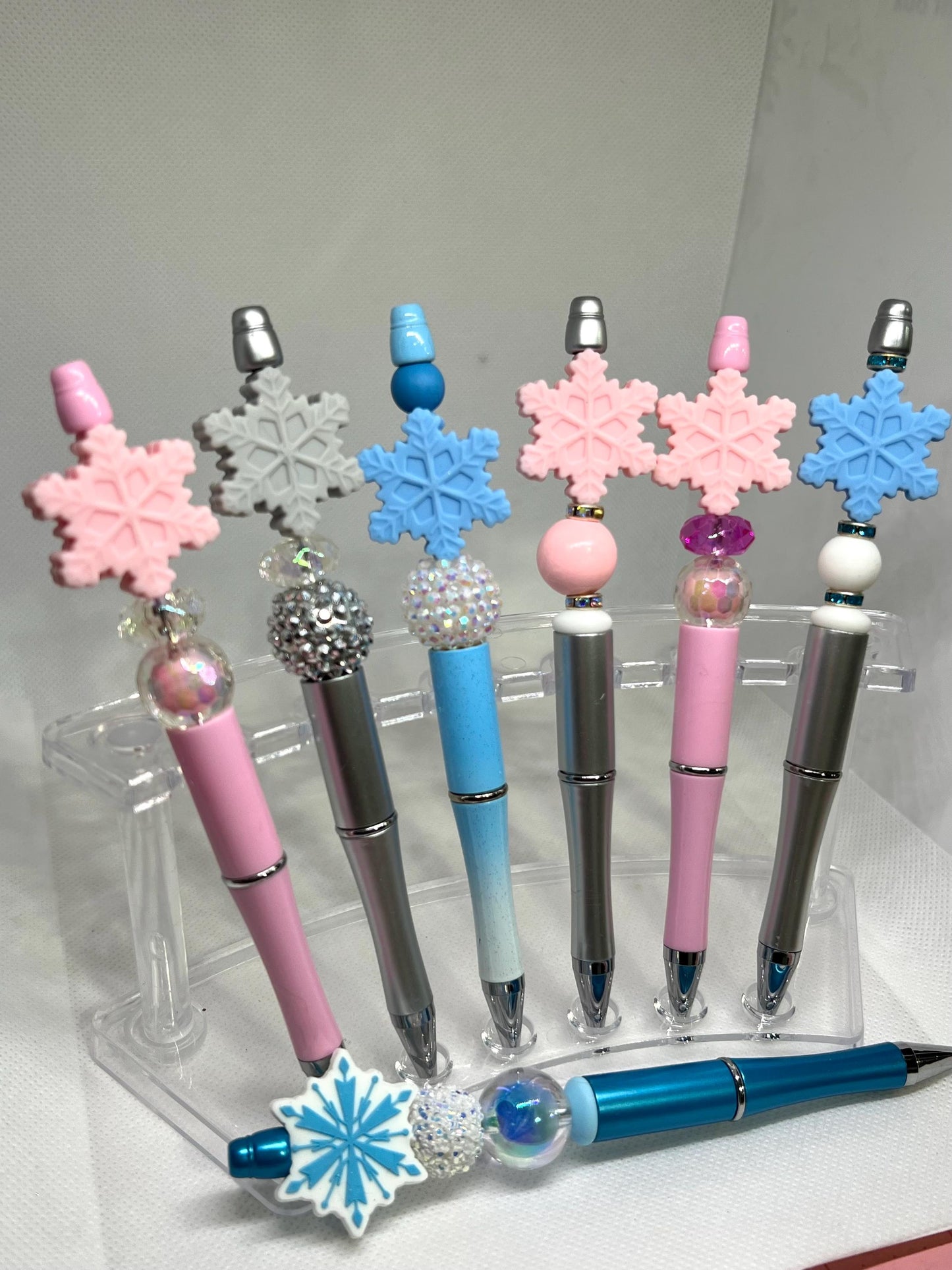 Beaded Pen Winter Snowflake Ink Pen, Snowflake Pen, Nurse Gifts, Teacher Gifts, Graduation Gifts, Gifts for Her, Retractable Pen