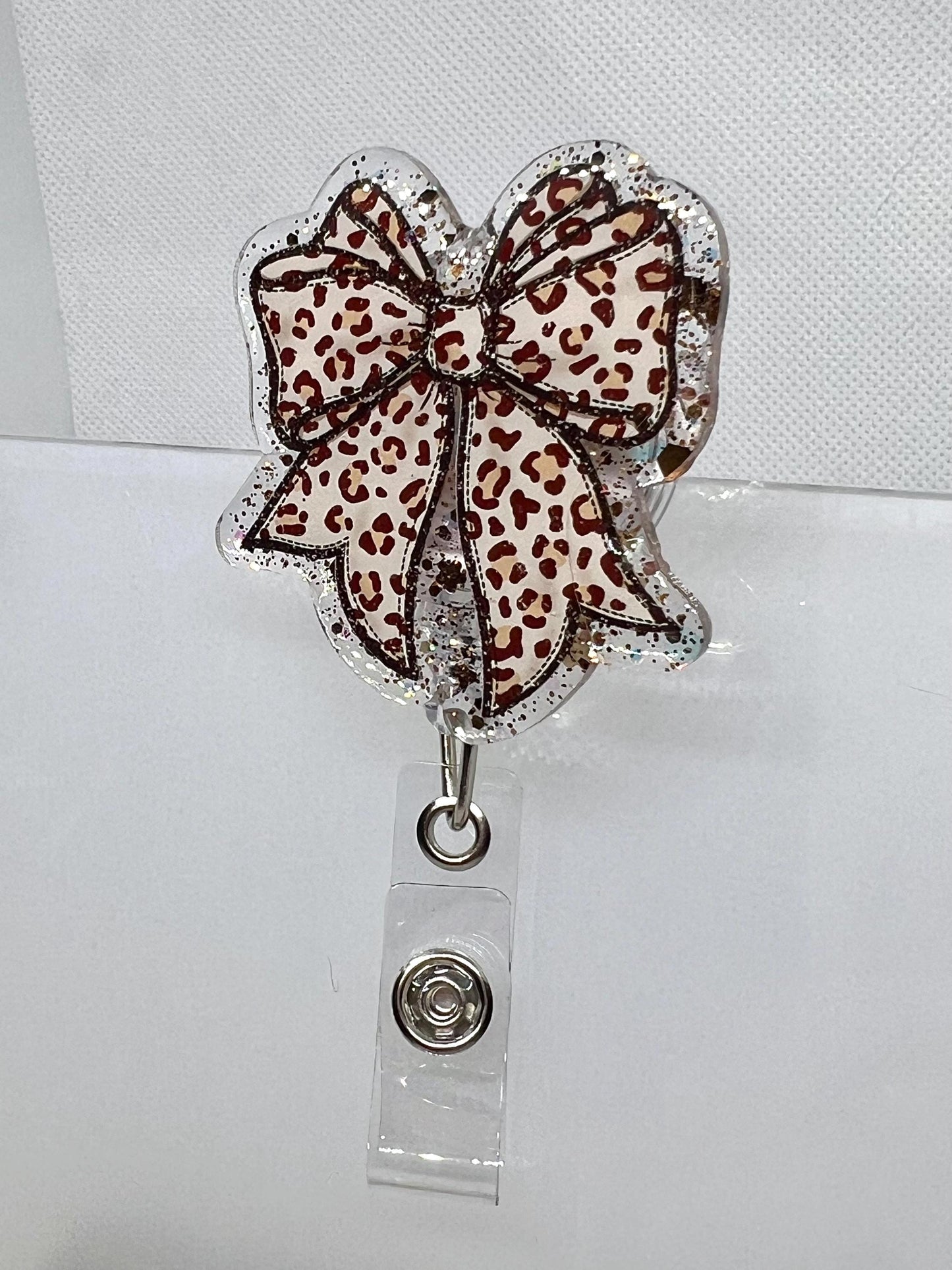 Leopard Print Bow Retractable Badge Reel – Stylish Acrylic ID Holder with Glitter Accents for Nurses, Teachers, and Office Accessories